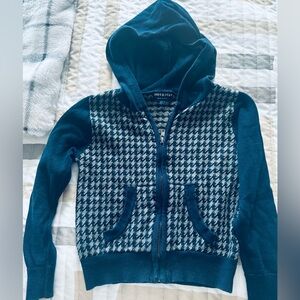 Your young girl or boy will love this soft cotton sweater with hood